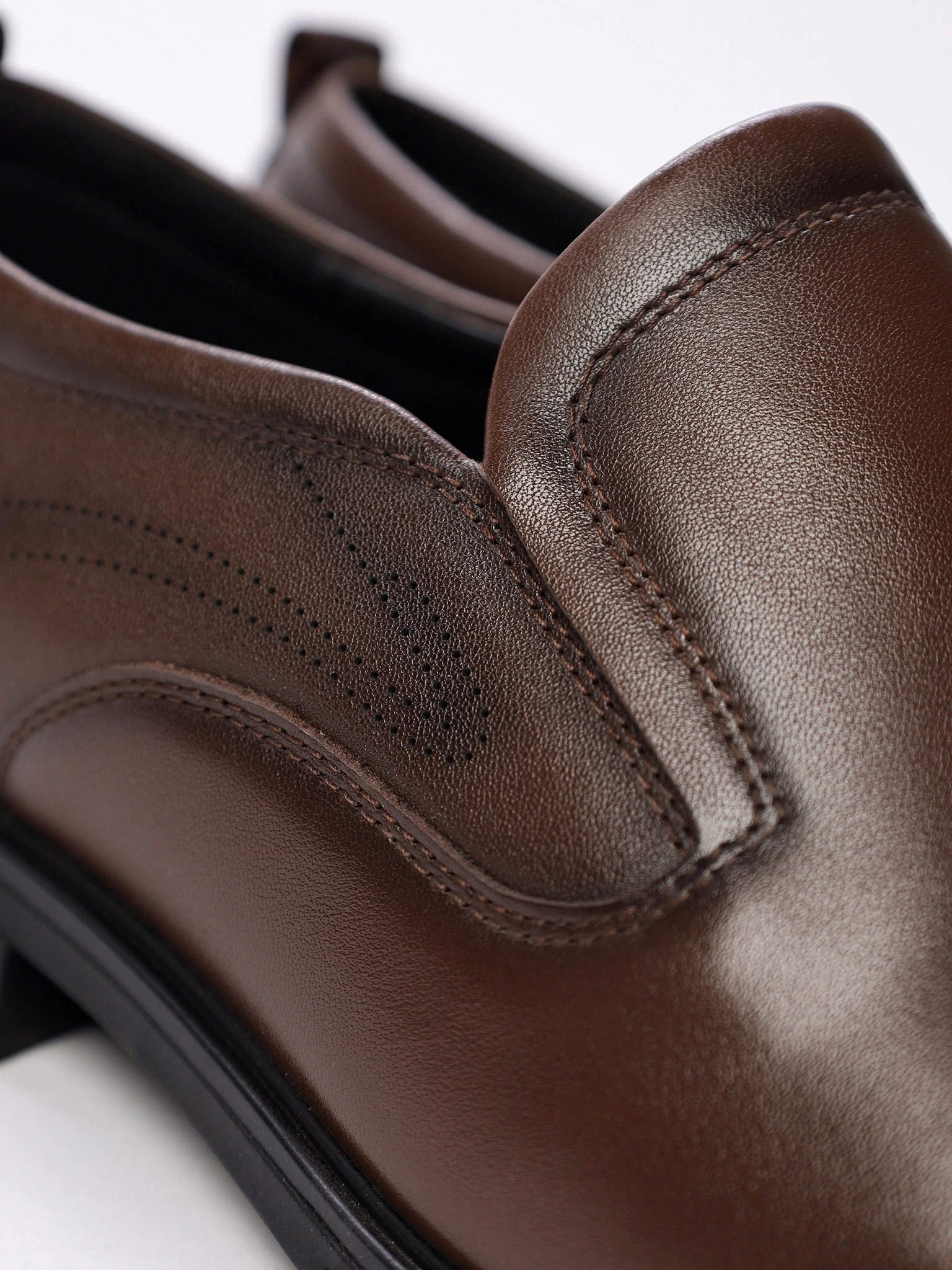 Туфли коричневого цвета с эластичными вставками на низком каблуке